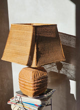Load image into Gallery viewer, Lampada da tavolo &quot;Pagoda&quot; in ceramica e rafia naturale
