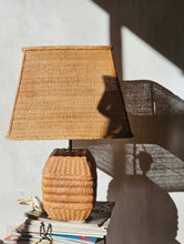Load image into Gallery viewer, Lampada da tavolo &quot;Pagoda&quot; in ceramica e rafia naturale
