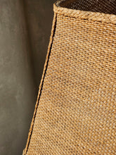 Load image into Gallery viewer, Lampada da tavolo &quot;Pagoda&quot; in ceramica e rafia naturale
