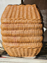 Load image into Gallery viewer, Lampada da tavolo &quot;Pagoda&quot; in ceramica e rafia naturale
