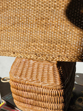 Load image into Gallery viewer, Lampada da tavolo &quot;Pagoda&quot; in ceramica e rafia naturale
