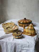 Load image into Gallery viewer, Servizio di piatti in terracotta dipinti a mano firmati ZF
