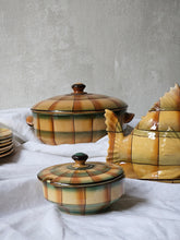 Load image into Gallery viewer, Servizio di piatti in terracotta dipinti a mano firmati ZF
