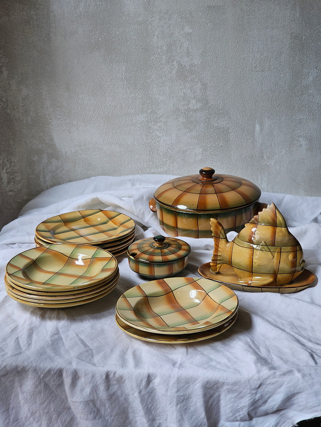 Servizio di piatti in terracotta dipinti a mano firmati ZF