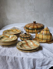 Load image into Gallery viewer, Servizio di piatti in terracotta dipinti a mano firmati ZF
