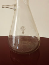 Load image into Gallery viewer, Vaso con bocchino da laboratorio

