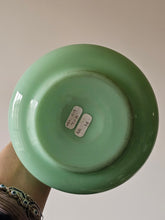 Load image into Gallery viewer, Vaso ampolla in vetro all&#39;uranio opalino menta
