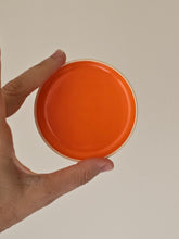 Load image into Gallery viewer, Sottobicchieri in plastica arancione anni &#39;60
