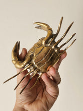 Load image into Gallery viewer, Scultura granchio in ottone
