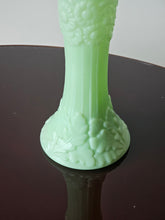 Load image into Gallery viewer, Vaso in vetro all&#39;uranio opalino menta con decorazione floreale

