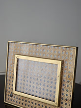 Load image into Gallery viewer, Cornice portafoto in lucite e rattan anni &#39;50
