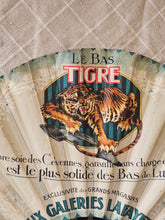 Load image into Gallery viewer, Ventaglio in carta Les Galeries LaFaiettes 1920
