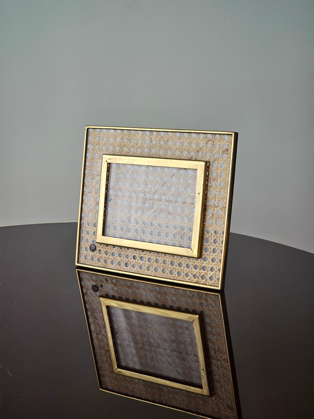 Cornice portafoto in lucite e rattan anni '50