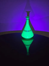 Load image into Gallery viewer, Vaso ampolla in vetro all&#39;uranio opalino menta
