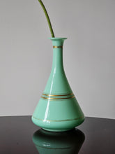 Load image into Gallery viewer, Vaso ampolla in vetro all&#39;uranio opalino menta
