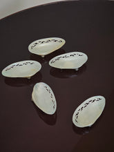 Load image into Gallery viewer, Conchiglie con piedini decorate a mano
