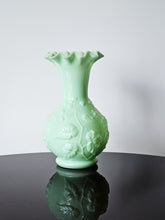 Load image into Gallery viewer, Vaso in vetro opalino con decoro floreale
