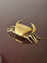 Load image into Gallery viewer, Scultura granchio in ottone
