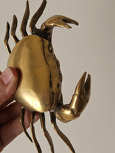 Load image into Gallery viewer, Scultura granchio in ottone
