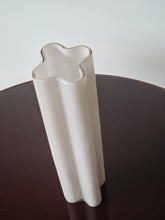 Load image into Gallery viewer, Vaso alto solifiore in vetro anni &#39;70
