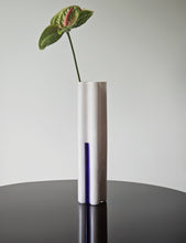 Load image into Gallery viewer, Vaso alto solifiore in vetro anni &#39;70

