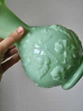 Load image into Gallery viewer, Vaso in vetro opalino con decoro floreale
