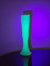 Load image into Gallery viewer, Vaso in vetro all&#39;uranio opalino menta con decorazione floreale

