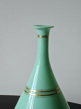 Load image into Gallery viewer, Vaso ampolla in vetro all&#39;uranio opalino menta
