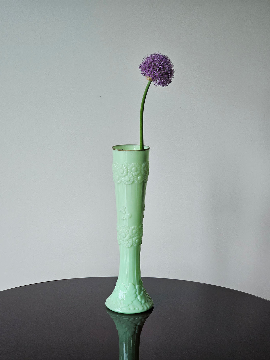 Vaso in vetro all'uranio opalino menta con decorazione floreale