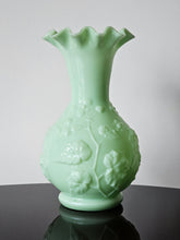 Load image into Gallery viewer, Vaso in vetro opalino con decoro floreale
