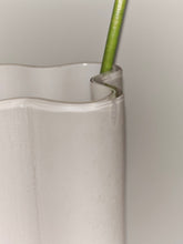 Load image into Gallery viewer, Vaso alto solifiore in vetro anni &#39;70
