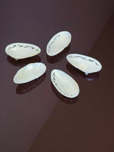 Load image into Gallery viewer, Conchiglie con piedini decorate a mano
