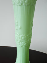 Load image into Gallery viewer, Vaso in vetro all&#39;uranio opalino menta con decorazione floreale
