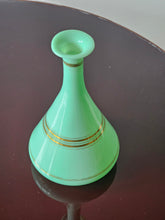Load image into Gallery viewer, Vaso ampolla in vetro all&#39;uranio opalino menta
