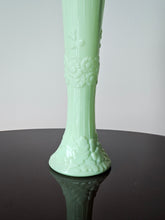 Load image into Gallery viewer, Vaso in vetro all&#39;uranio opalino menta con decorazione floreale
