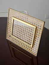 Load image into Gallery viewer, Cornice portafoto in lucite e rattan anni &#39;50
