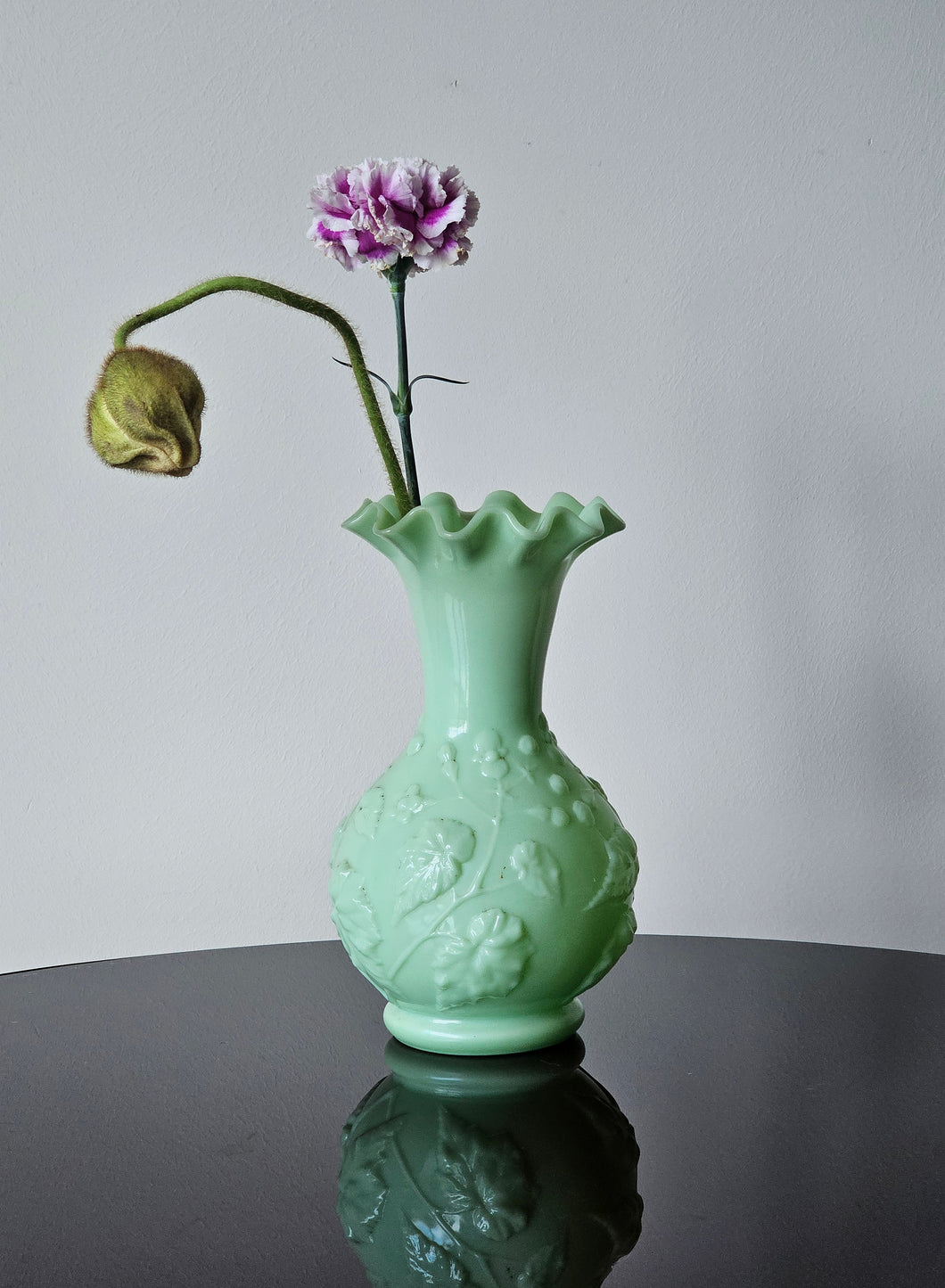 Vaso in vetro opalino con decoro floreale