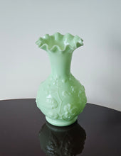 Load image into Gallery viewer, Vaso in vetro opalino con decoro floreale
